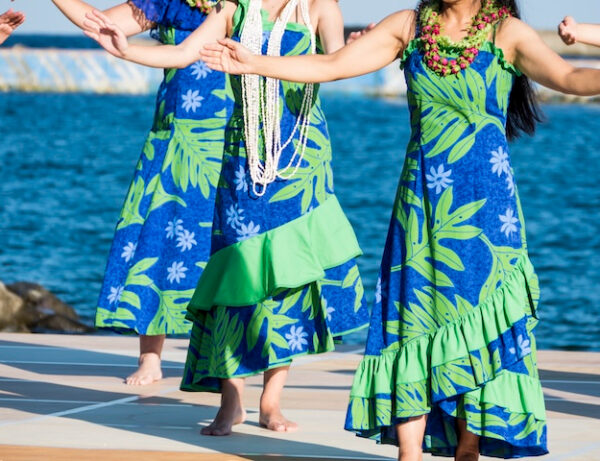 ハワイの伝統衣装ムームーは女性の正装。ムームーの柄や着こなし方法を解説