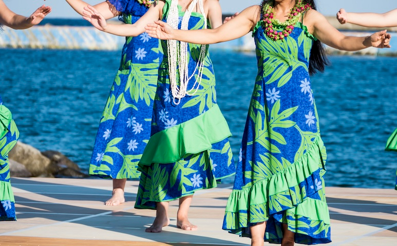 ハワイの伝統衣装ムームーは女性の正装。ムームーの柄や着こなし方法を解説