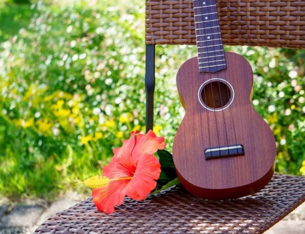 ハワイアンが愛してやまない楽器「ウクレレ」の歴史や名前の由来とは？