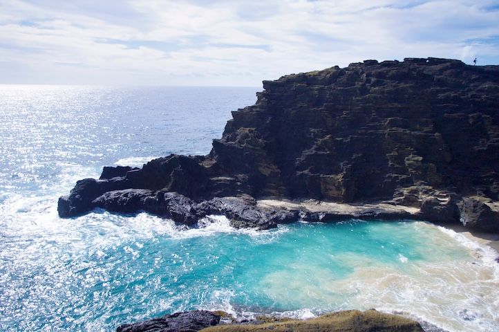 チャイナウォールズはオアフ島の東海岸にある岩壁